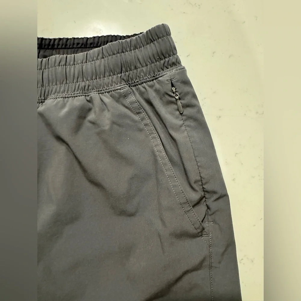 Rhone Men’s Gray Training Shorts Size L Athletic Gym Performance